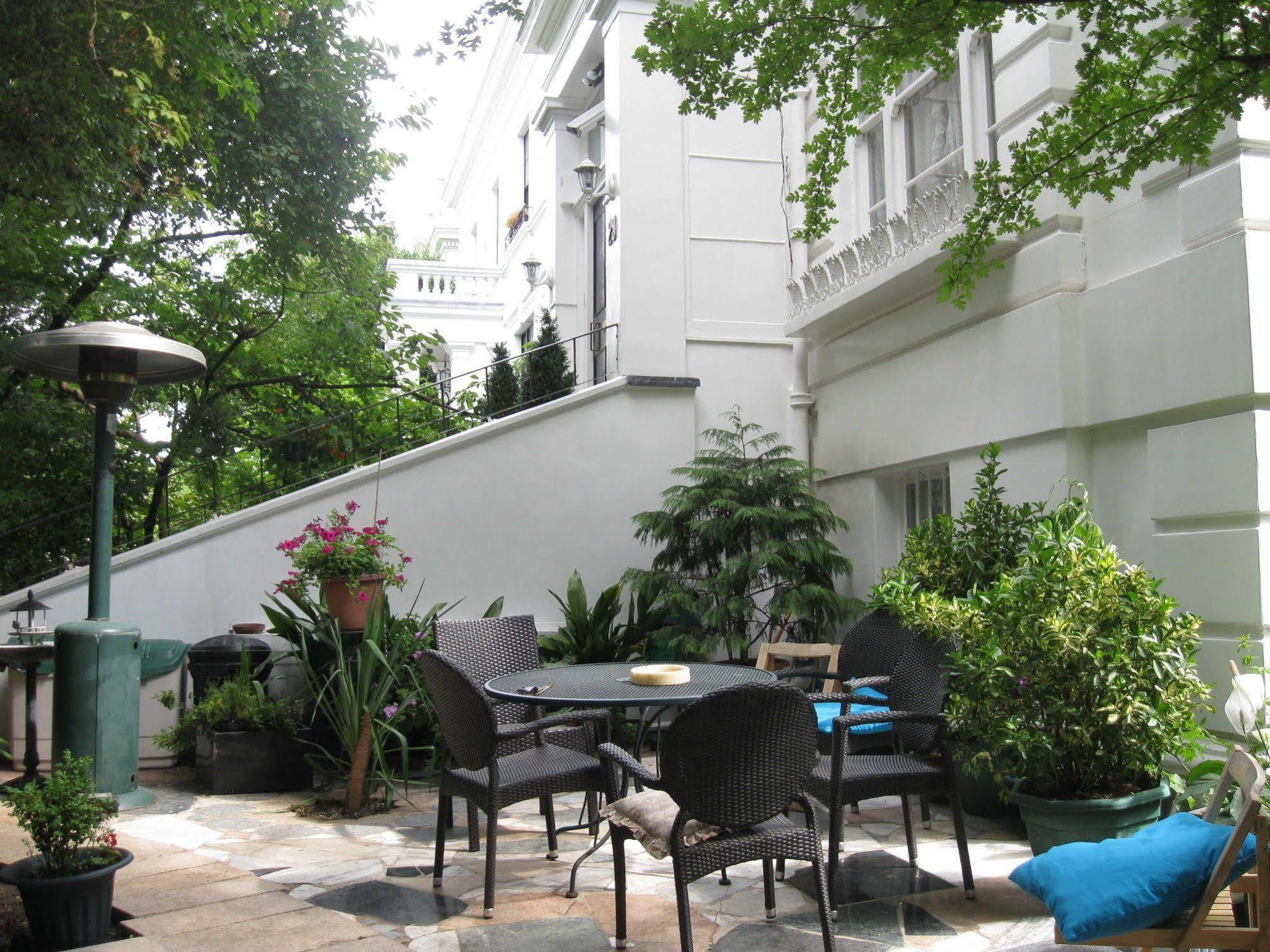 Dawson Place, Juliette's Couette-café